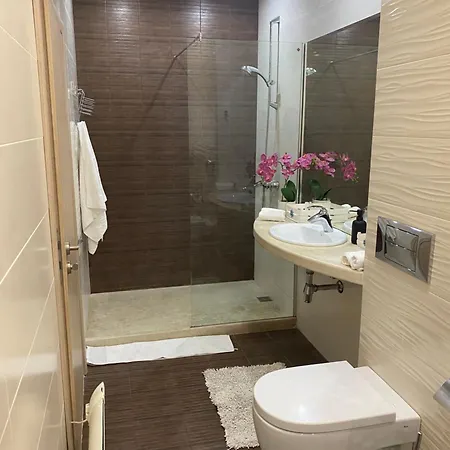 Apartmán Seafront 2-bedroom With Pools And Direct Access La