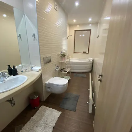 Seafront 2-bedroom With Pools And Direct Access La Apartmán Varna